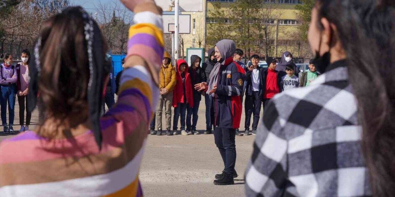 Diyarbakır’da Kadın İtfaiyecilerden öğrencilere eğitim