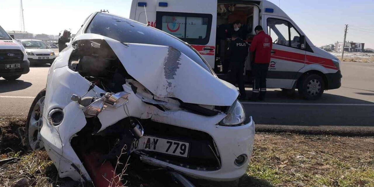 Virajı alamayan otomobil önce direğe sonra bahçe tellerine çarptı