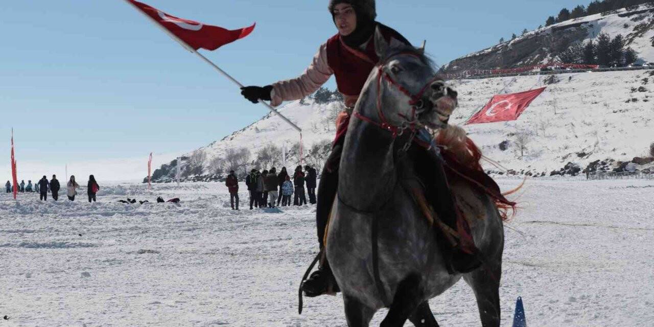 Çıldır Altın At Kristal Buz Festivali renkli görüntülere sahne oldu