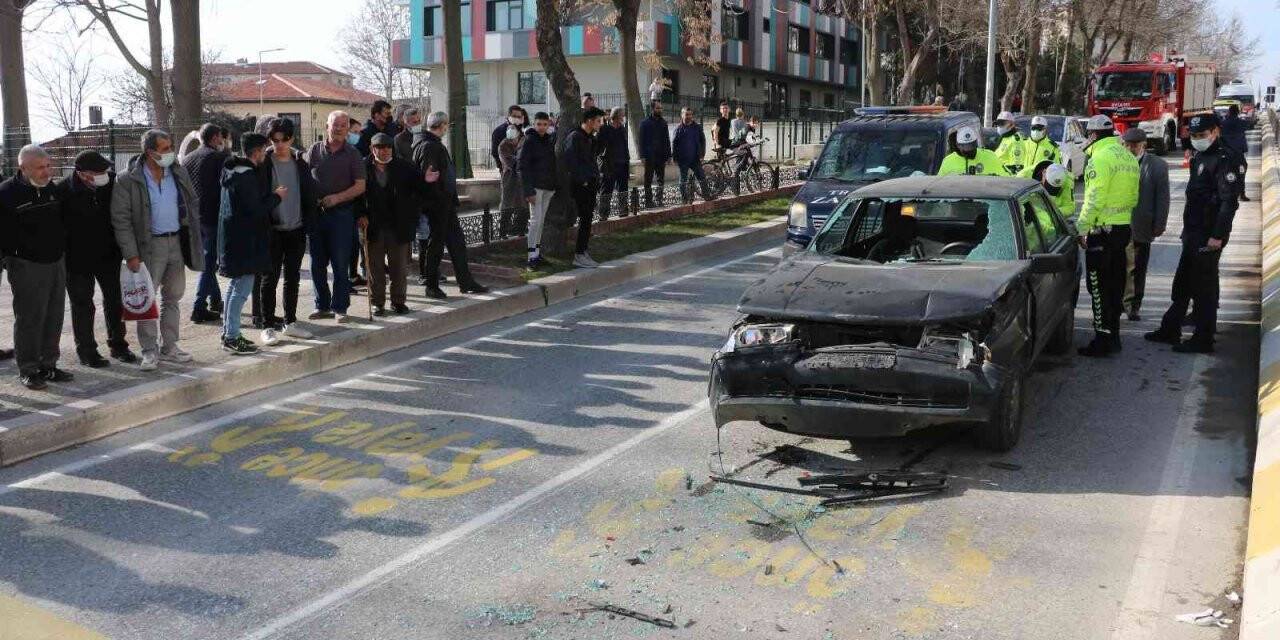 Edirne’de 2 kişinin yaralandığı kazayı vatandaşlar film gibi izledi
