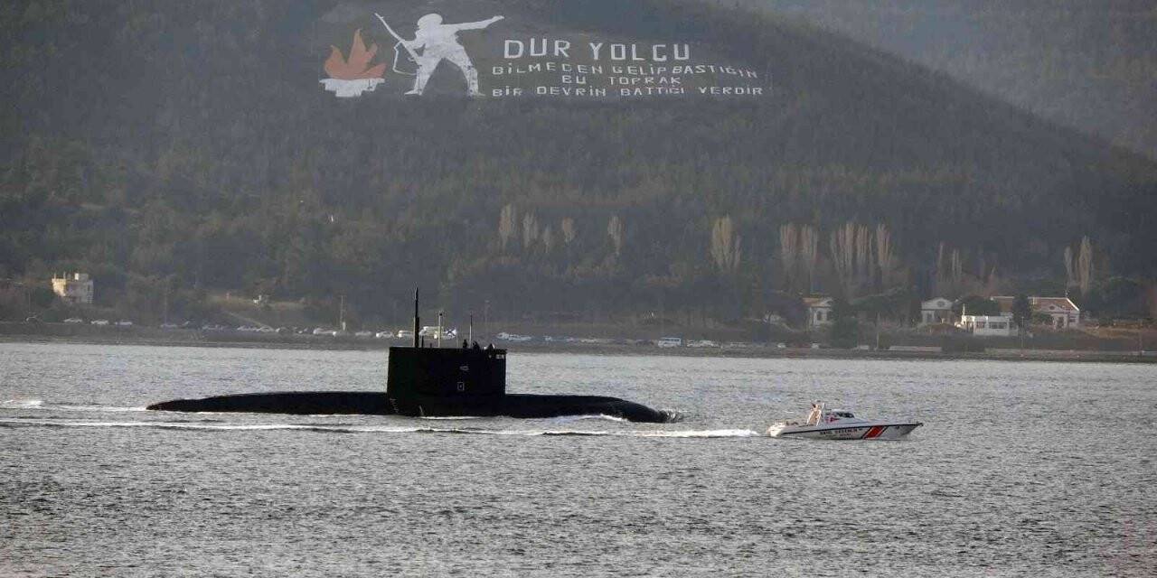 Rus denizaltısı ‘Rostov Na Donu’ Çanakkale Boğazı’ndan geçti