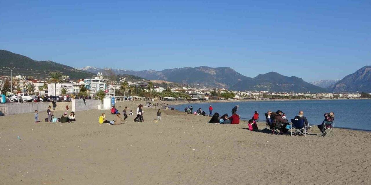 Alanya’da güneşi gören vatandaşlar sahillere akın etti