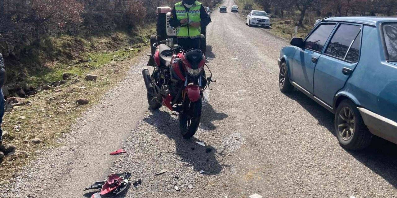 Traktörle çarpışan motosikletin sürücüsü ağır yaralandı