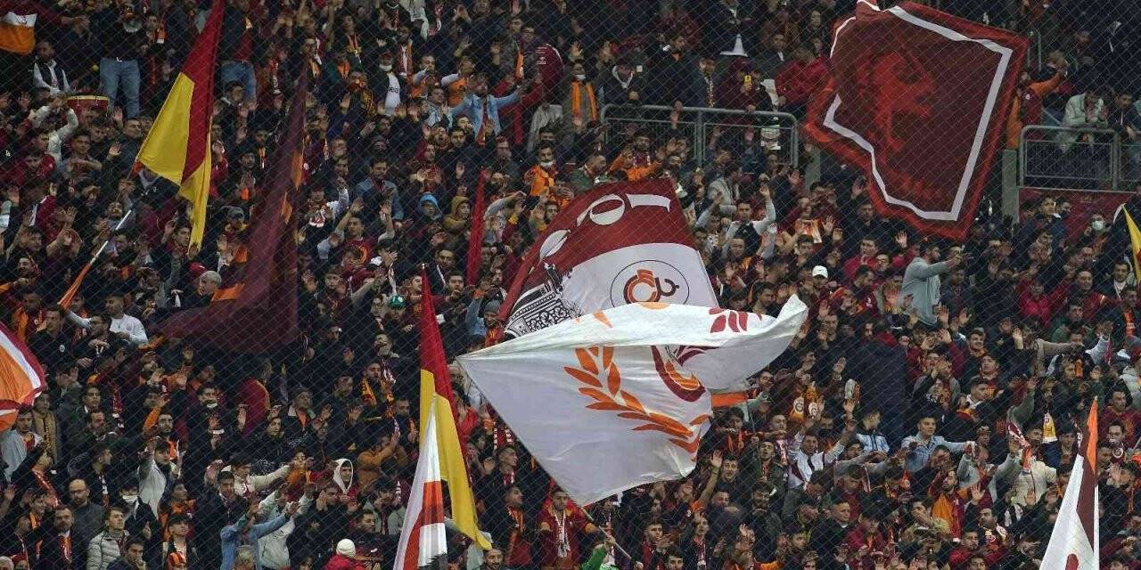 Galatasaray taraftarından yönetime protesto