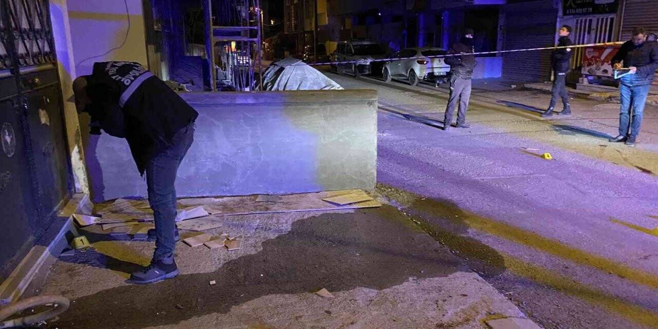 Tartıştıkları şahsı hem silahla vurdular hem de bıçakladılar