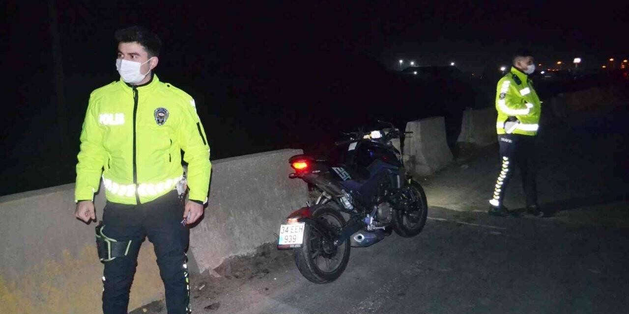 Ata çarpan motosikletli yaralandı