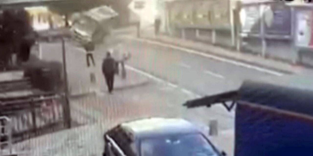 Şişli’de yolcu minibüsünün devrildiği kaza kamerada: Kaldırımdaki adam korkuyla yere düştü
