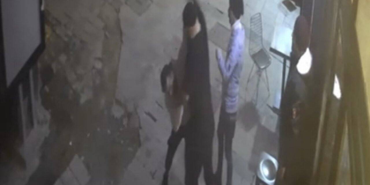 Beyoğlu’nda oyuncu Bahadır Ünlü’nün müşterisini darp ettiği yeni görüntüler kamerada