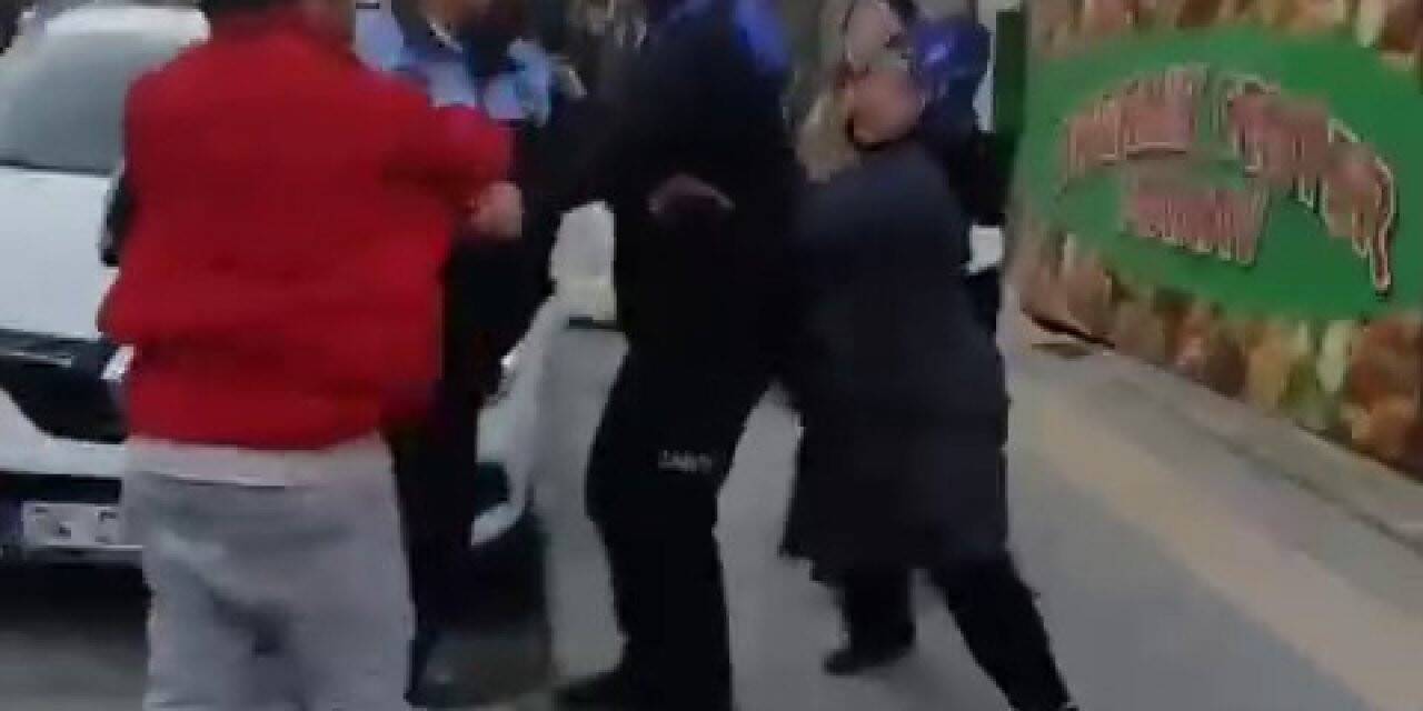 Genç kızı darp edip çantasını çalan hırsız, annenin parke taşlı saldırısıyla karşılaştı