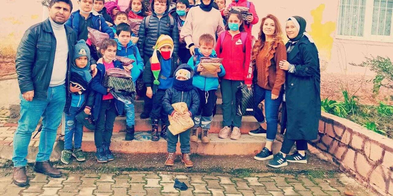 Gönüllülerden çocuklara bot mont