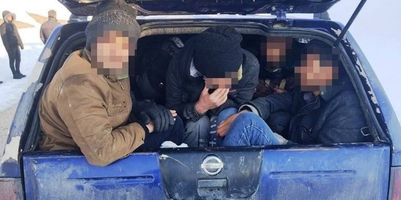 Van’da polisten kaçan kamyonette 18 kaçak göçmen çıktı
