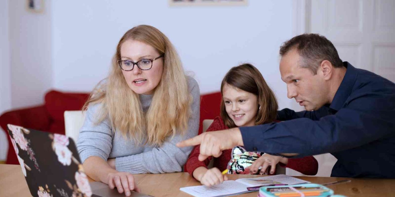 “Dijital ebeveynler” çocuklarına rol model olmalı