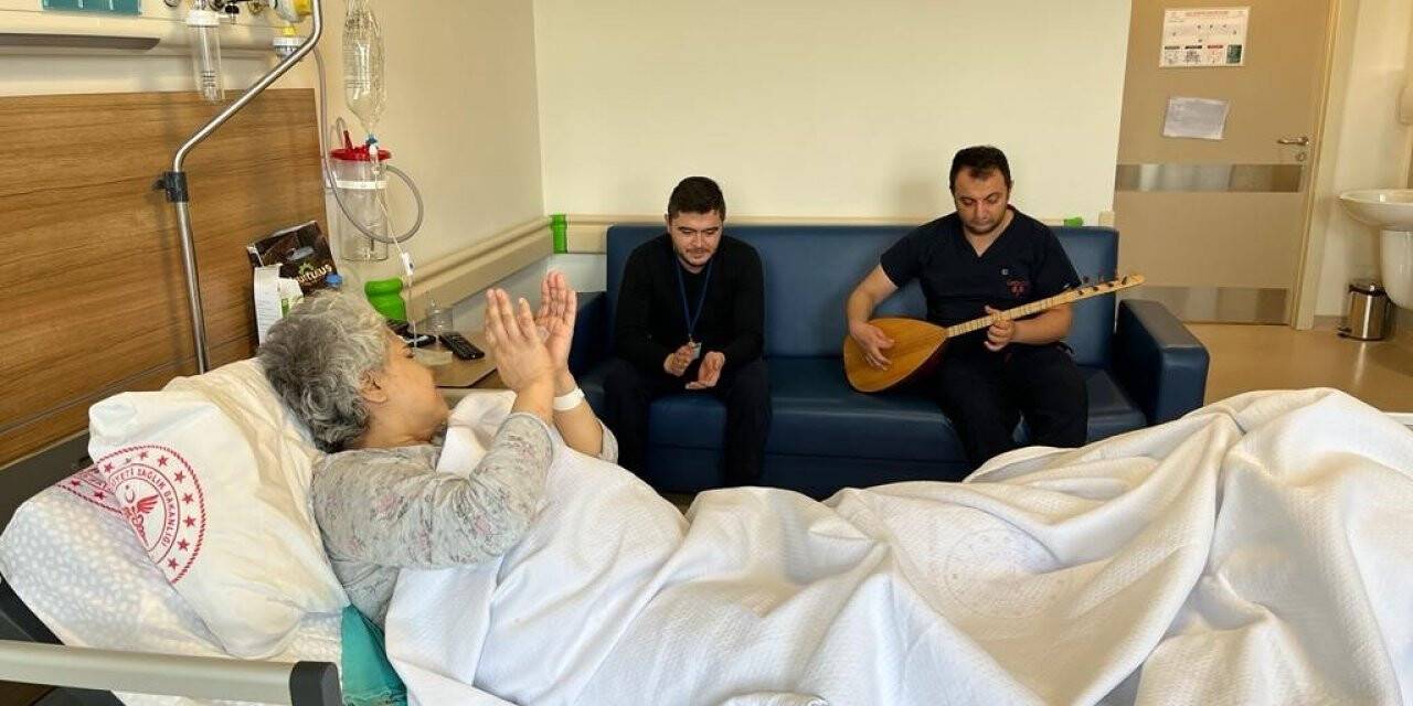 Kanser tedavisi gören hastaya doktor ve oğlundan moral konseri