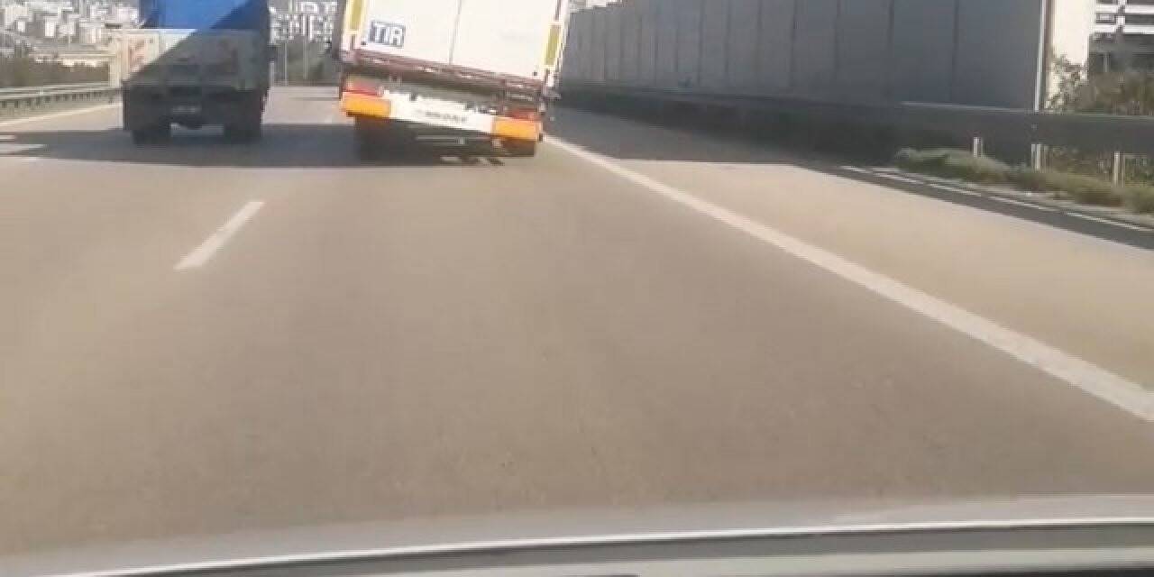 Bursa’da yan giden dorse görenleri şaşkına çevirdi