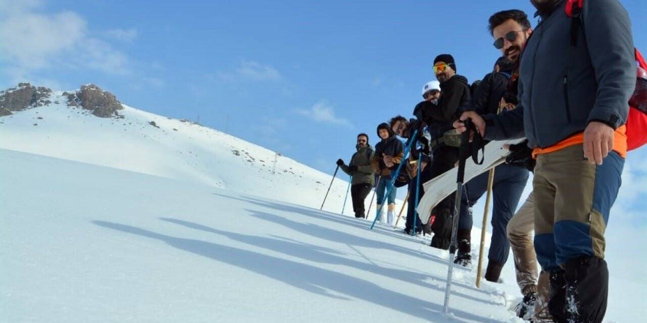Yüksekova’nın karlı dağlarında 10 kilometrelik yürüyüş gerçekleştirdiler