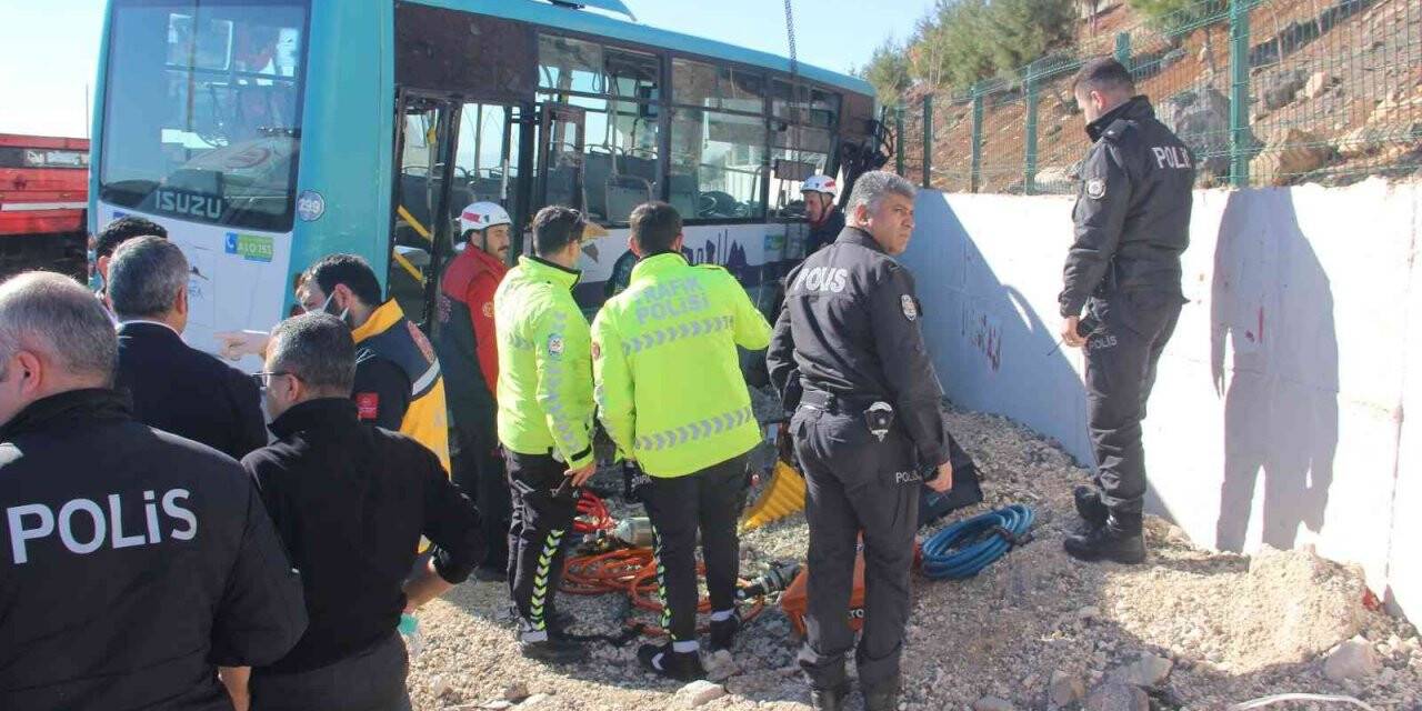 Halk otobüsü AFAD aracı ile çarpıştı: 1 ölü, 3 yaralı