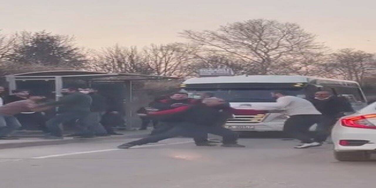 Trafikte tekme tokat yol verme kavgası kamerada