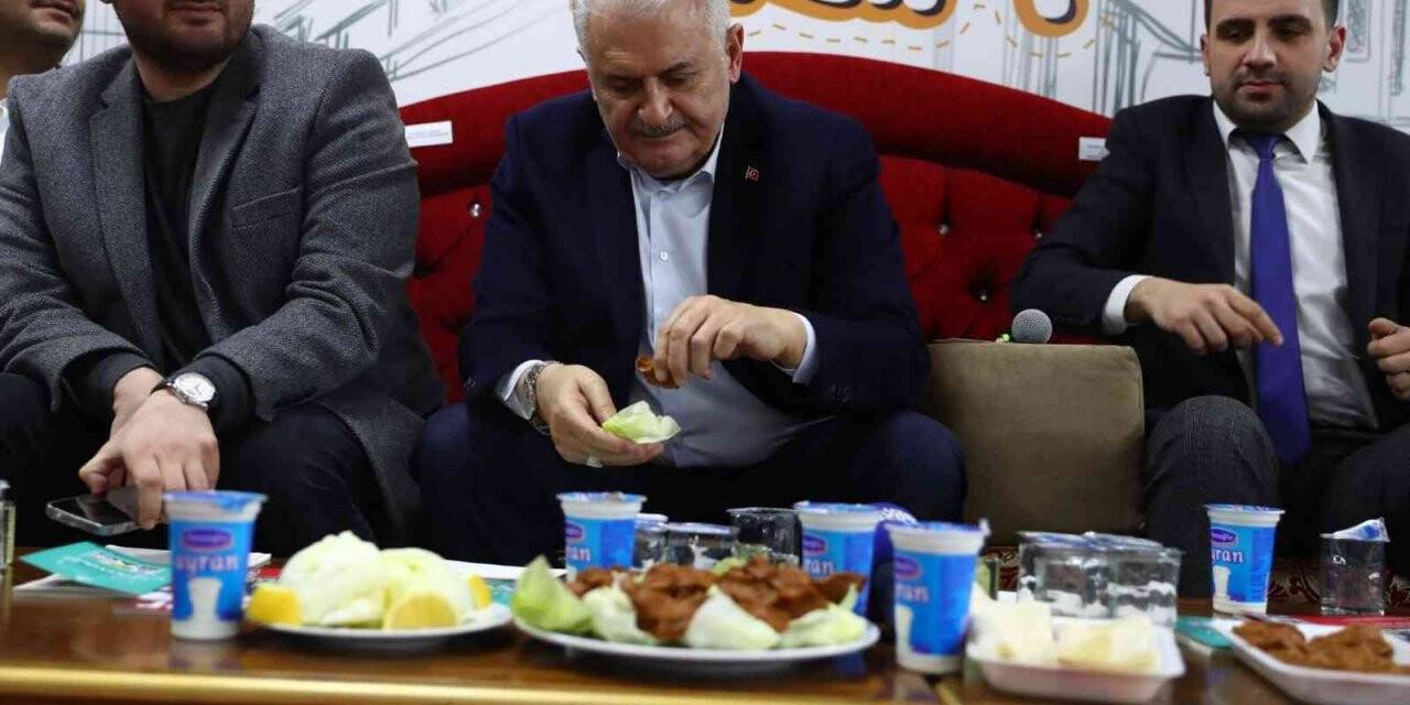 Binali Yıldırım Sıra Gecesi’nde gençlerle buluştu
