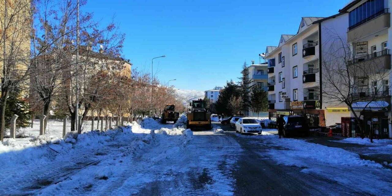 Bingöl Belediyesi karla mücadeleye devam ediyor