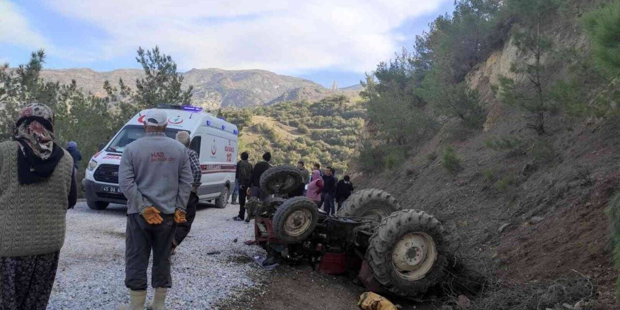 Selendi’de traktör şarampole devrildi: 1’i ağır, 3 yaralı