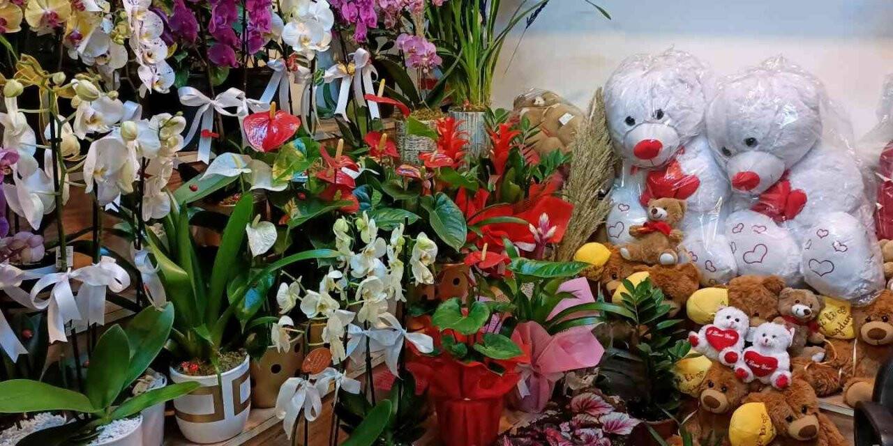 Çiçekçilerde 14 Şubat hazırlığı