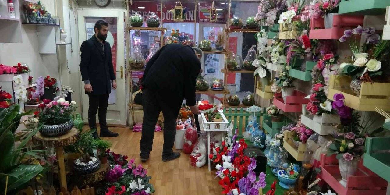 Karabük’te çiçekçilerde Sevgililer Günü hazırlığı