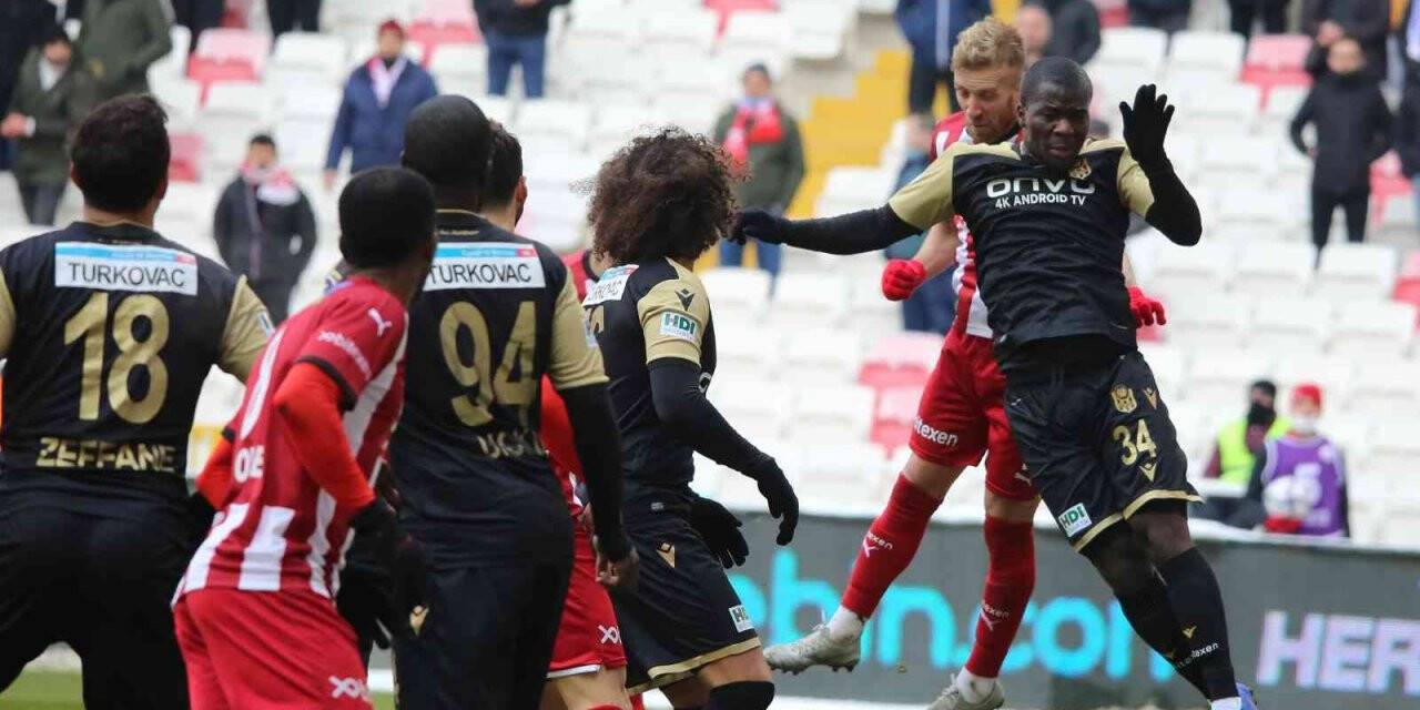 Spor Toto Süper Lig: DG Sivasspor: 0 - Yeni Malatyaspor: 1 (İlk yarı)