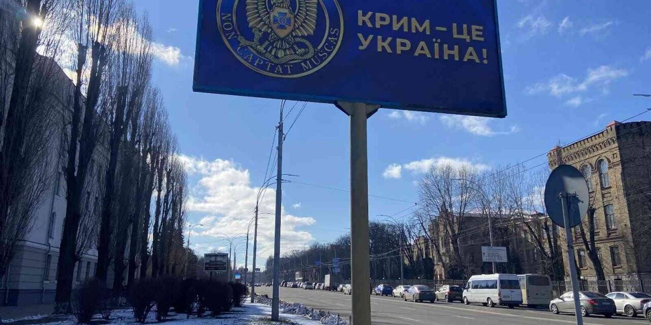 Rusya’nın Ukrayna’daki Büyükelçiliği önüne "Kırım Ukrayna’dır" pankartları asıldı