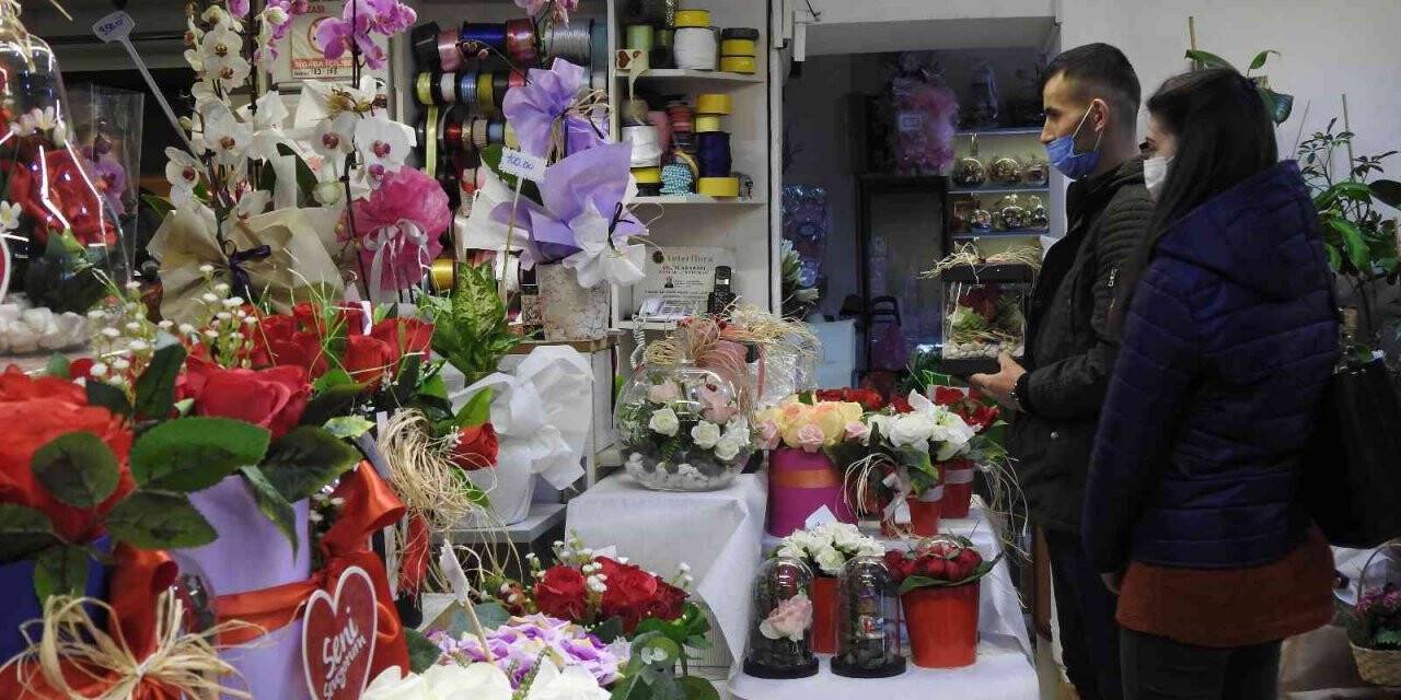 Salgında zor günler geçiren çiçekçiler bu yıl satışlardan umutlu