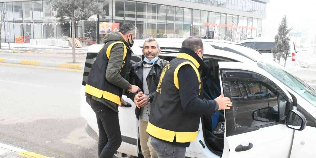 Karısının boğazını kesip 4 yerinden bıçaklayan koca tutuklandı