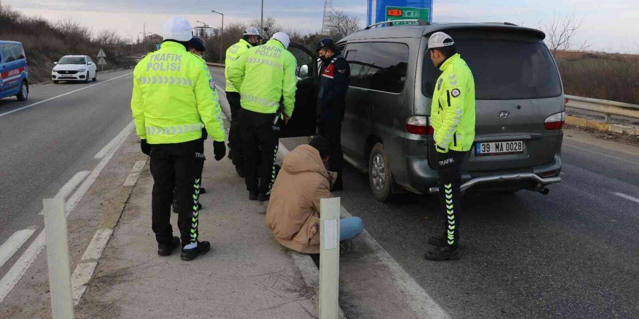 Darp edilip yalınayak Türkiye’ye itilen göçmenlere, polis ekipleri çorap ve giyecek verdi
