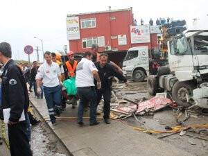 Tır, çay ocağı ve dorseye çarptı: 2 ölü, 3 yaralı