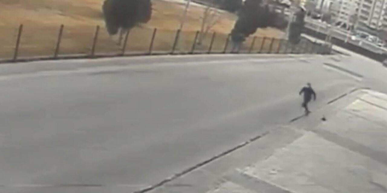 Yaşlı kadının cüzdanını alarak böyle kaçtı