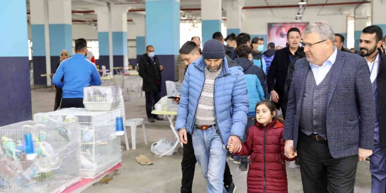 Yunusemre Kuş Pazarı’na yoğun ilgi