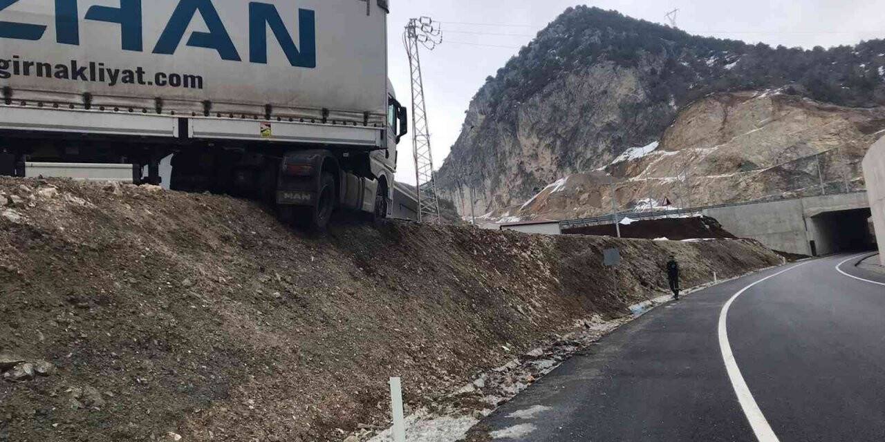 Kontrolden çıkan tır şantiye yolunda asılı kaldı