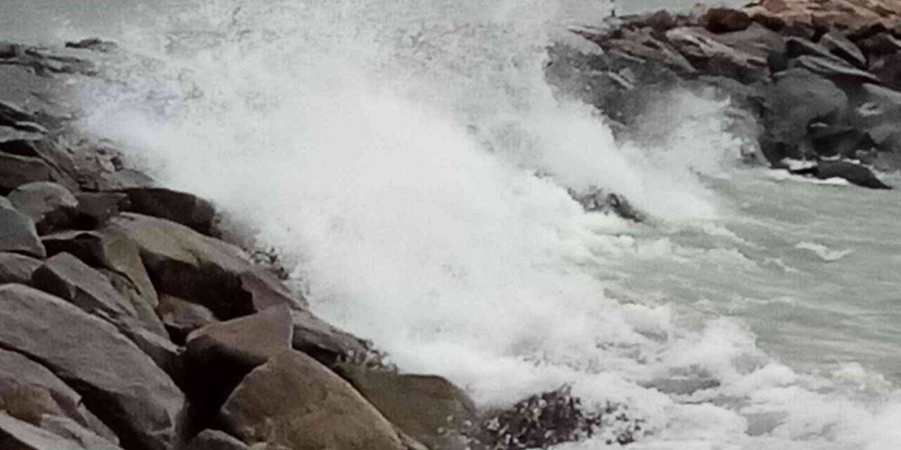 Bandırma’da sis yerini fırtınaya bıraktı