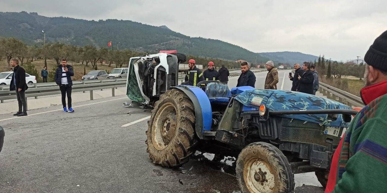 Manisa’da traktör, kamyonetle çarpıştı: 3 yaralı