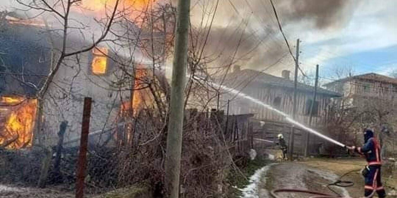 Kastamonu’da altında ahır bulunan ahşap ev yandı, 3 büyükbaş hayvan telef oldu