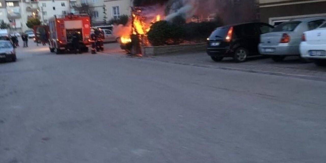 Başkent’te atıl durumdaki otomobil yandı