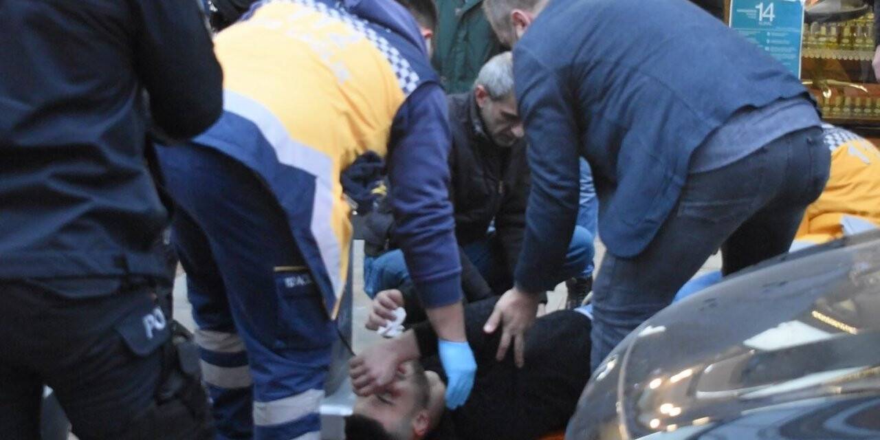 Yolda yürüyen iki arkadaşı bıçaklayarak kayıplara karıştı