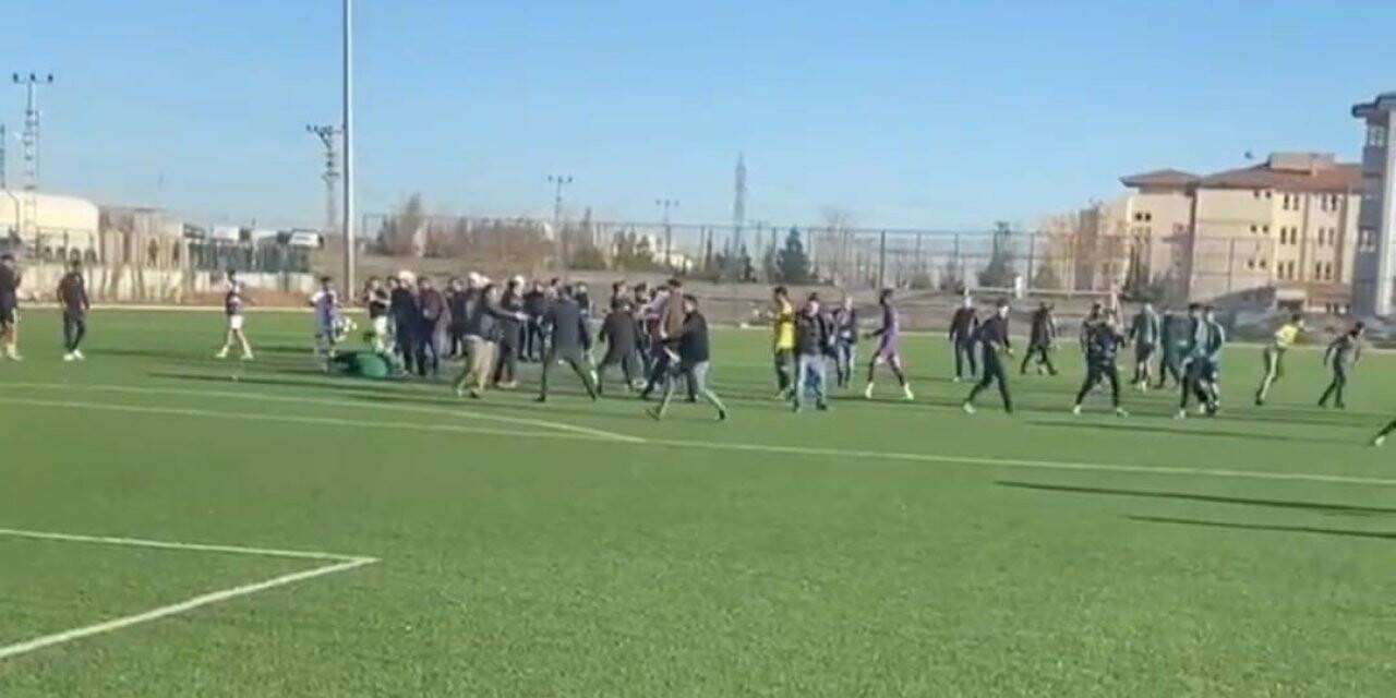 Mardin 1. Amatörde futbolcu teknik direktöre taşla saldırdı