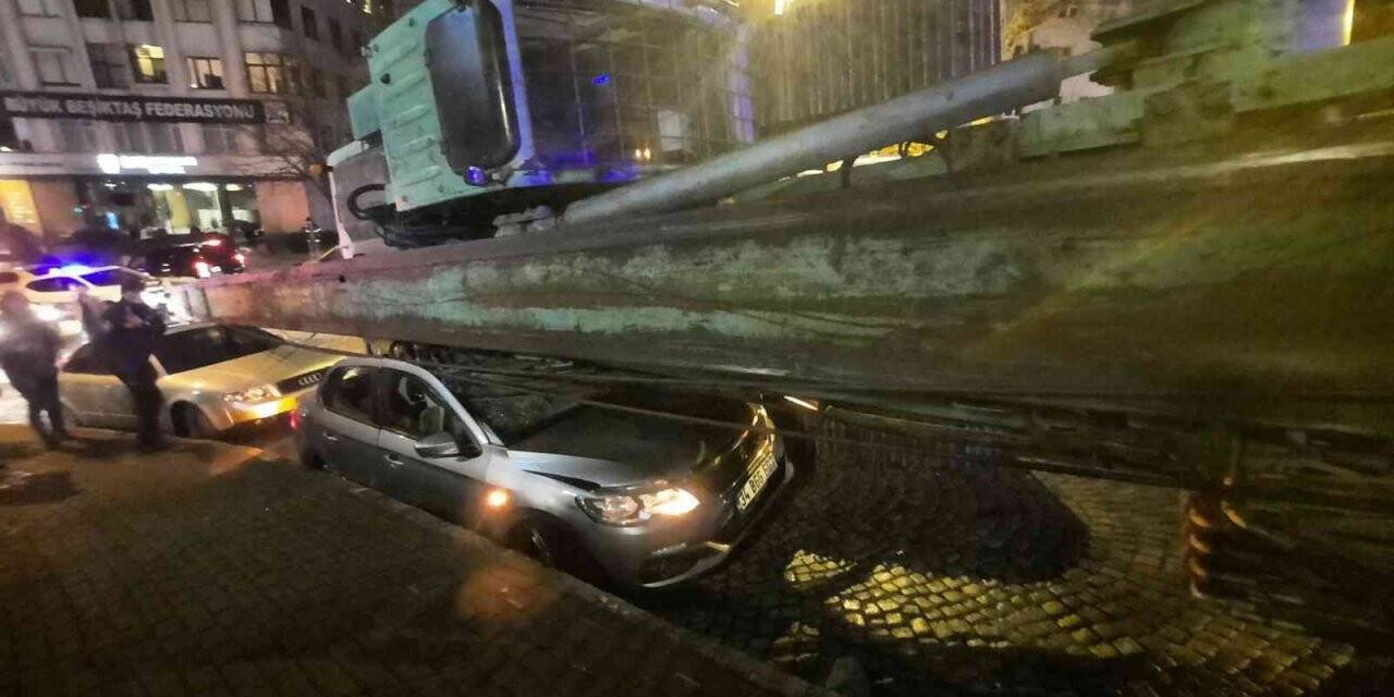 Beşiktaş’ta akılalmaz kaza, tırın taşıdığı vinç araçların üzerine devrildi