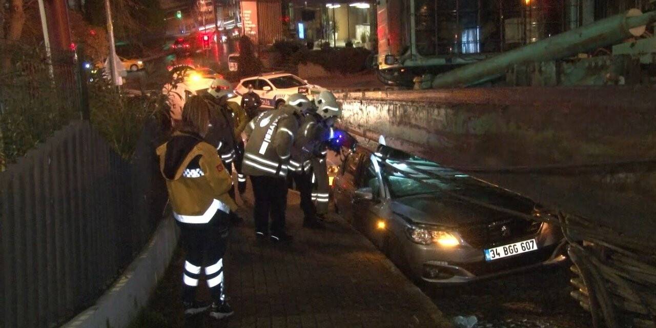Beşiktaş’ta park halindeki araçların üzerine devrilen vinç kaldırıldı