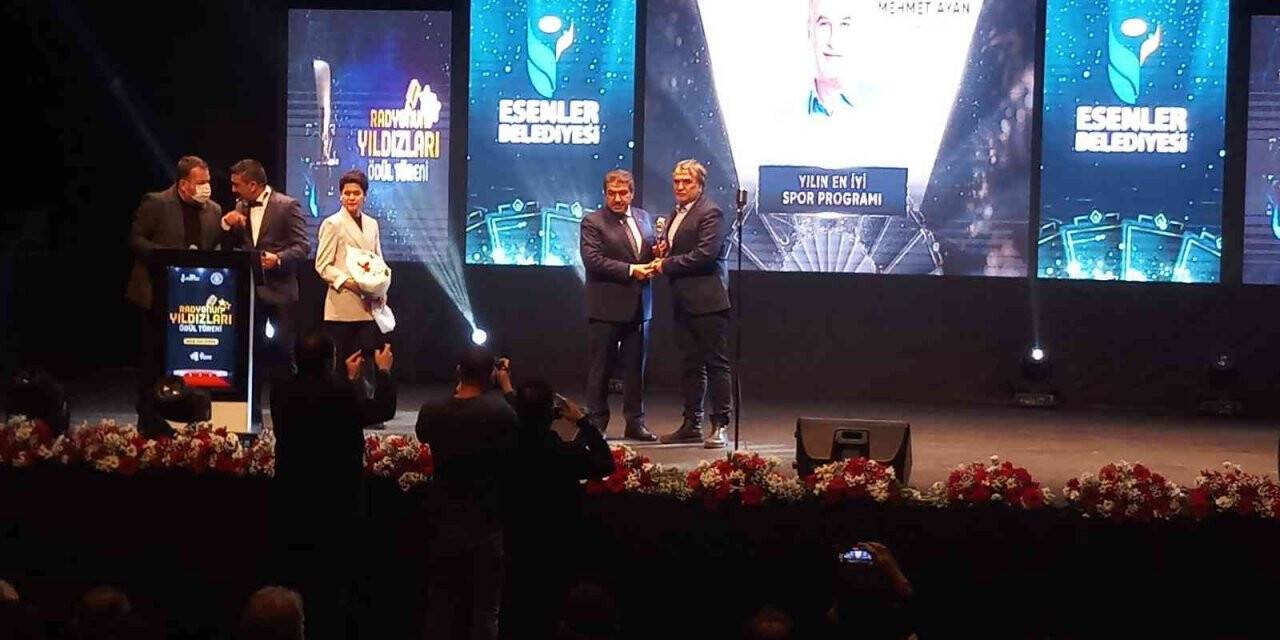 Esenler’de ’Radyonun Yıldızları’ ödüllerini aldı
