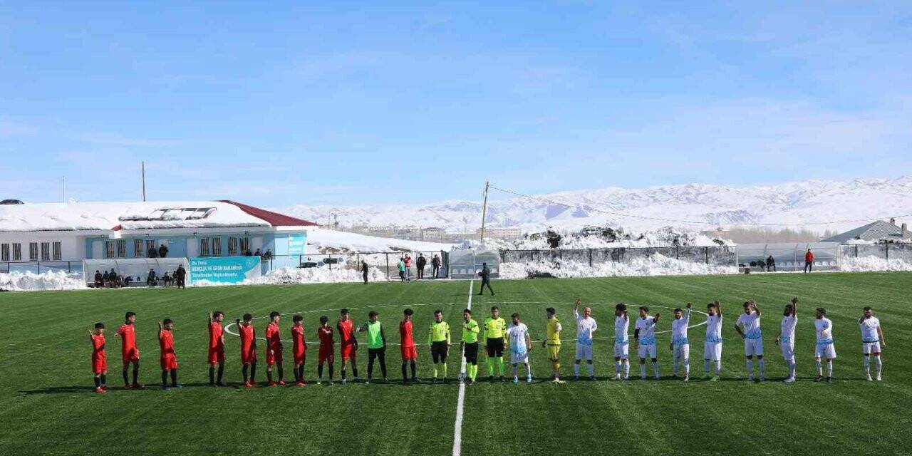 Başkale şehir stadı hizmete girdi