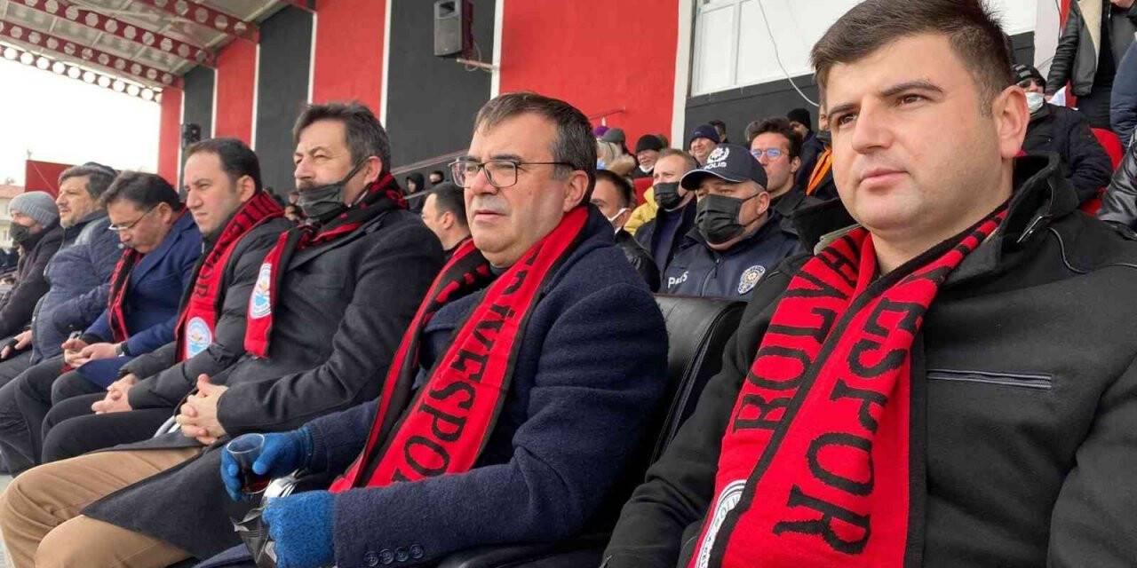 Protokol üyeleri valinin heyecanına tribünde ortak oldu