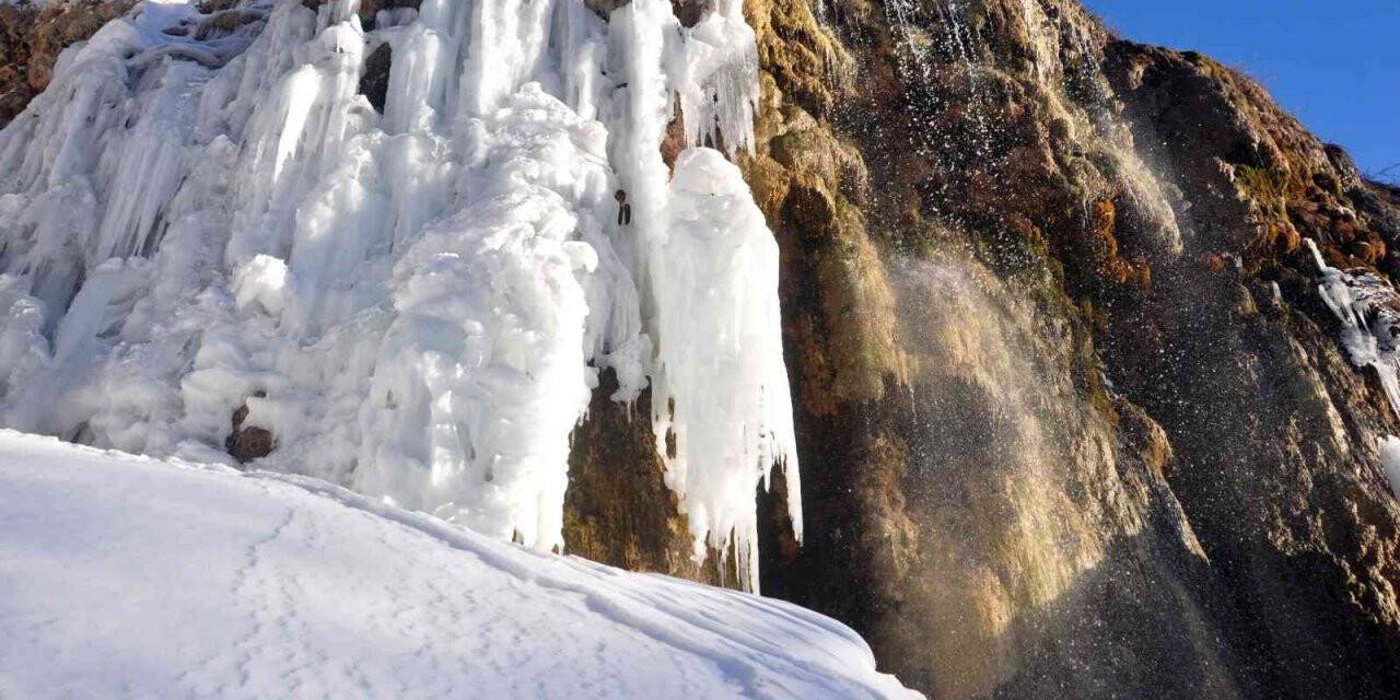 Yüksekova’nın saklı cennetinde buz sarkıtlarıyla çevrelenen şelale mest ediyor