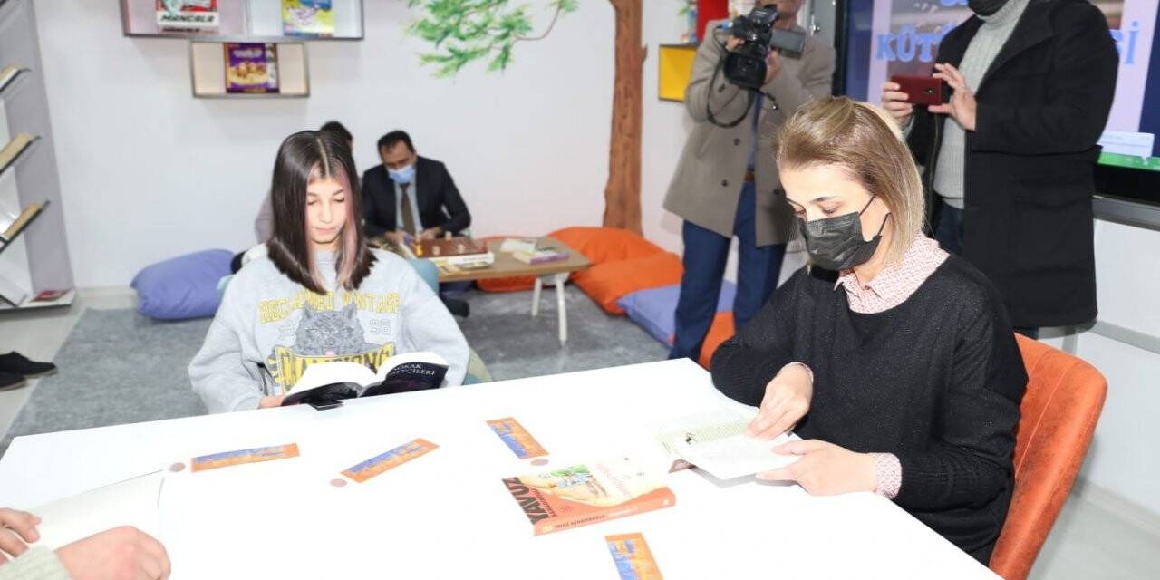 Sevgililerin bağışlarıyla kurulan ’Sevgi Kütüphanesi’ açıldı