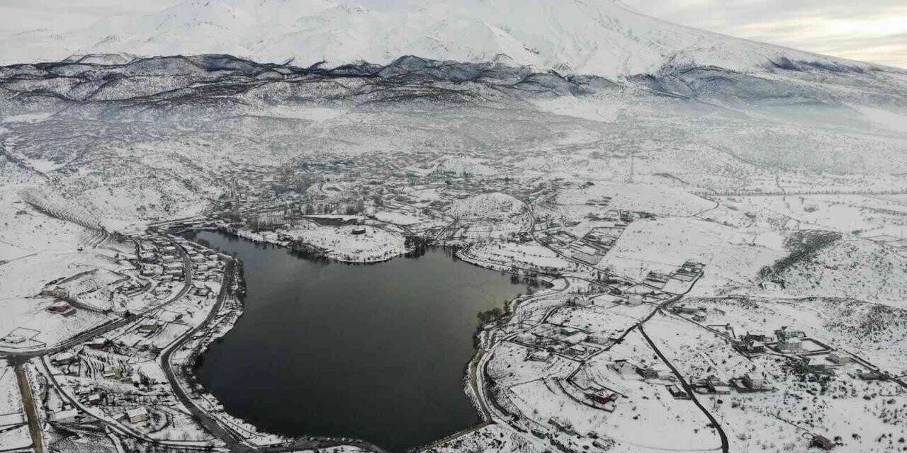 Buz tutan Helvadere Göleti Hasan Dağı manzarasıyla havadan görüntülendi