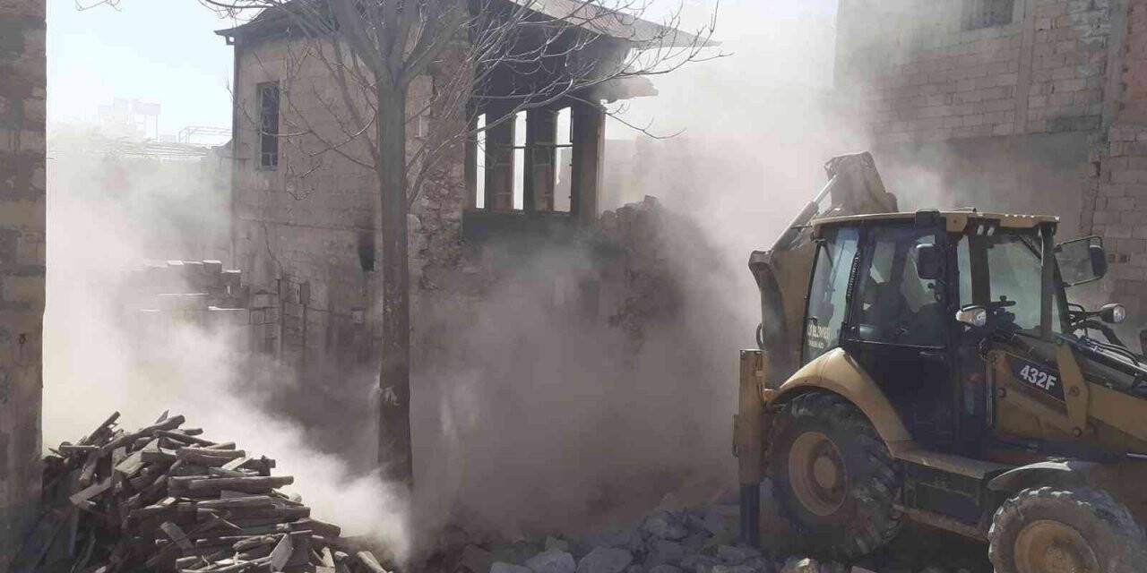 Metruk bina belediye ekipleri tarafından yıkıldı